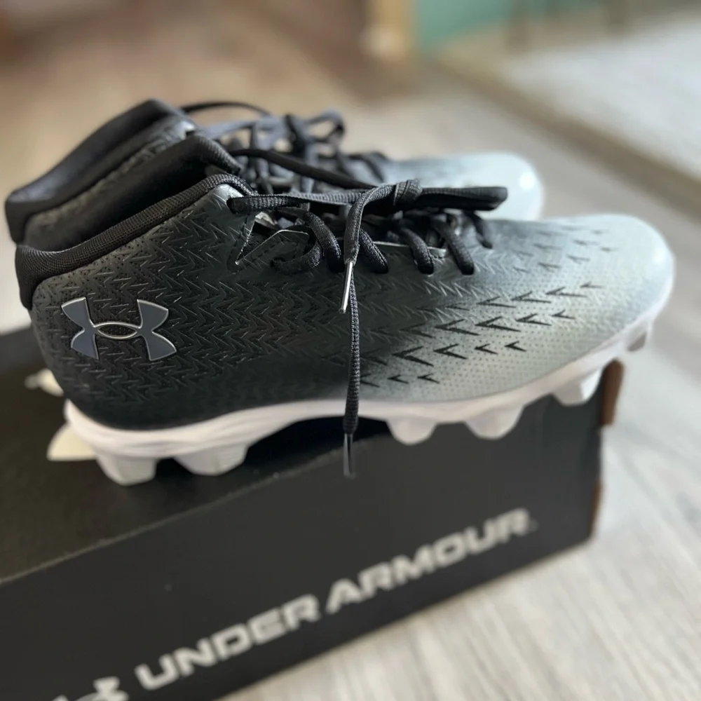 Under Armour Men's Spotlight Franchise Rm 4.0 Wide Football Shoe size 9.5